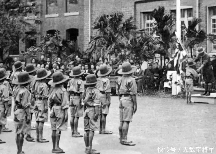 保密局审讯室中戴龙遭受酷刑坚贞不屈的场景