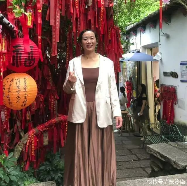 许健华母女古镇游玩背影