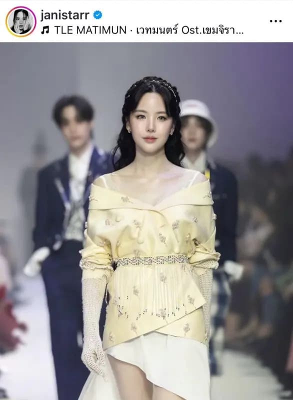 杰妮丝展示拍卖的爆红套装