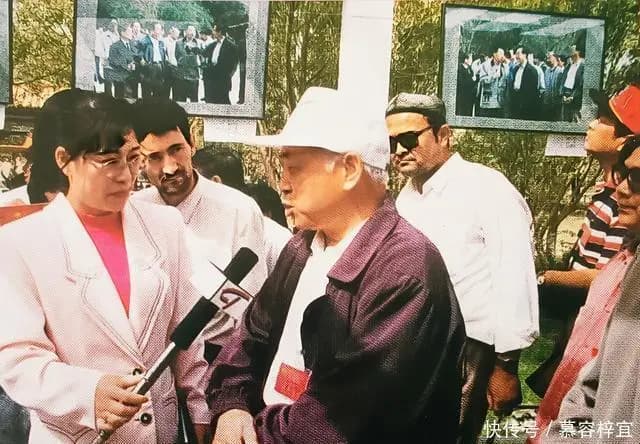 九十年代塔西南石油电视台记者采访来泽普石油基地参观人员。