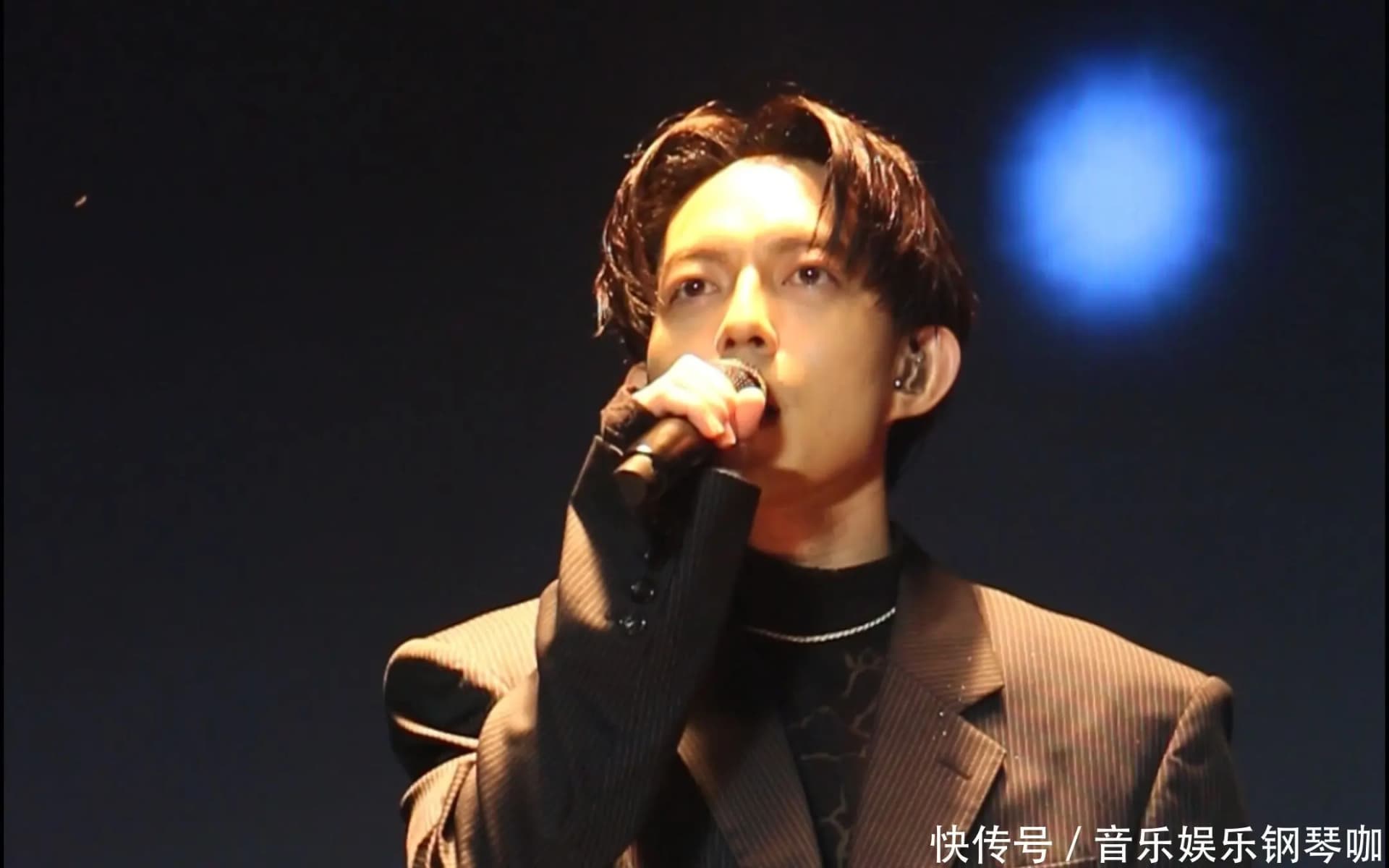 林宥嘉坐船演唱浪费与观众互动