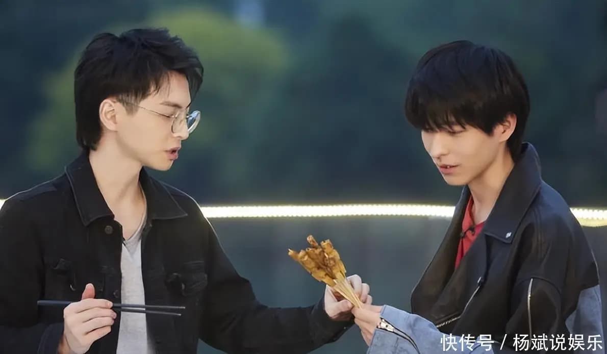 微博超话中粉丝疯狂刷屏南北CP相关内容,表情包与同人文热度破百万