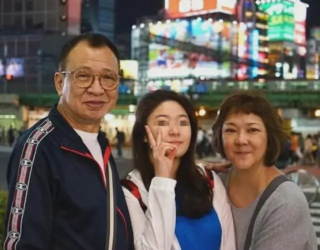 许绍雄陪同家人参观顺德清晖园的照片