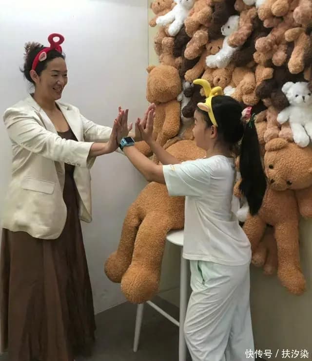 许健华实现陪娃自由乐开怀 谢浩男和大妹看演唱会哽咽落泪 谢岳避嫌