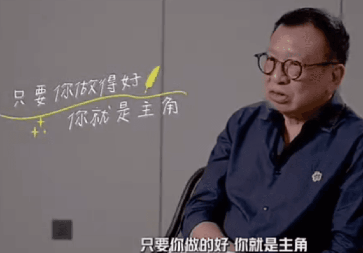 许绍雄在片场专注工作的照片