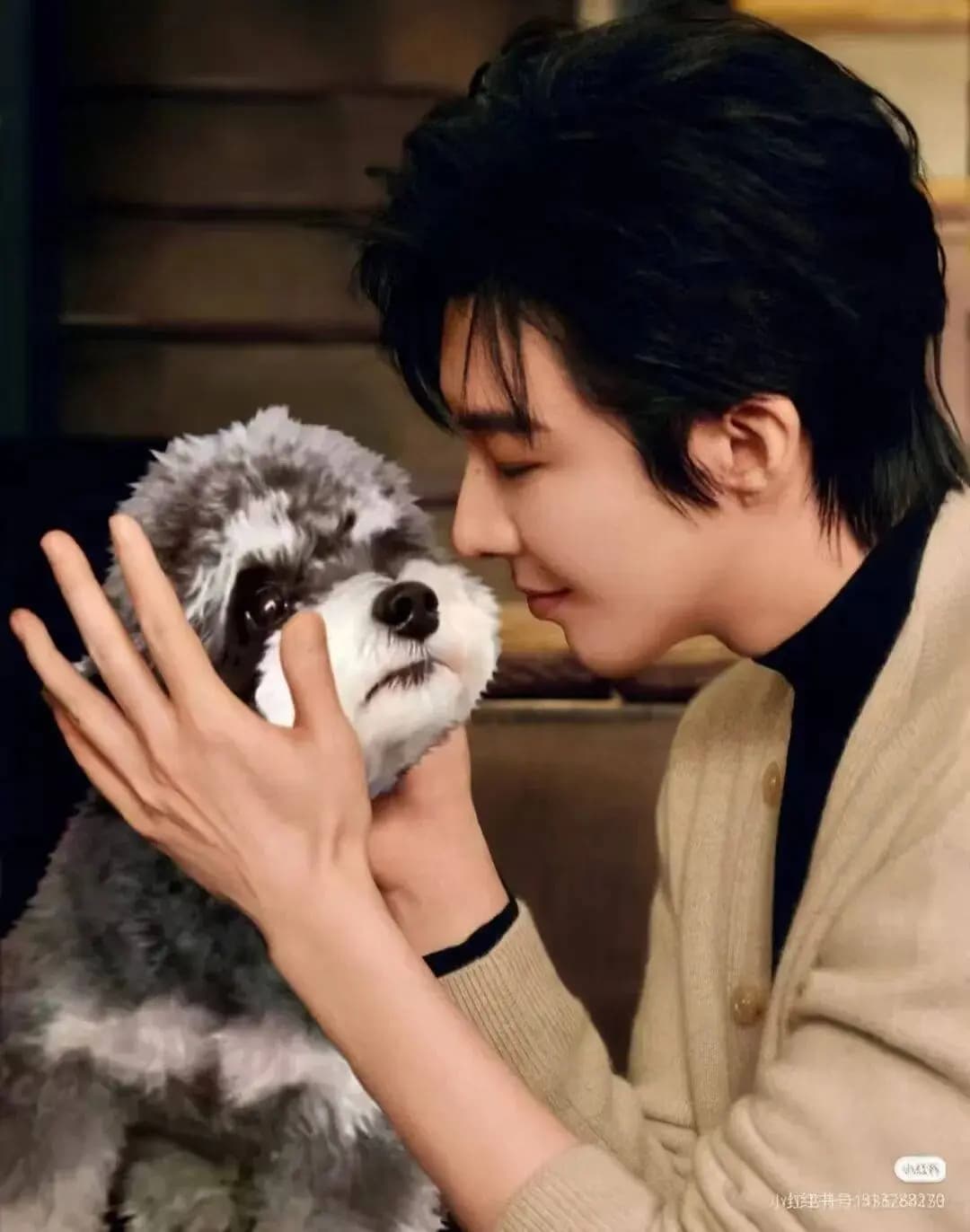 摩登兄弟刘宇宁直播爆火后被围观群众包围的场景