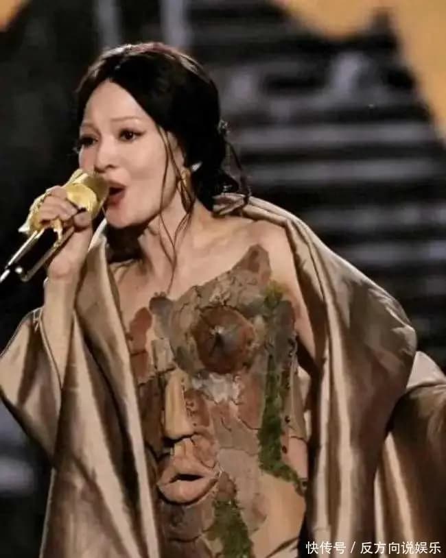 张韶涵大胆舞台造型引热议,服装设计挑战极限,网友疯传?