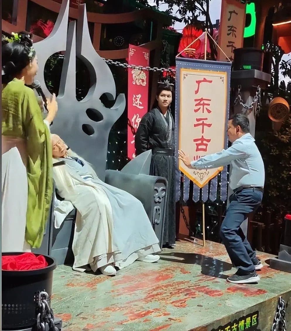 杜玉明在休息间隙为孩子扇风