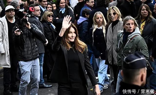 萨科齐夫妇紧紧牵手依依不舍