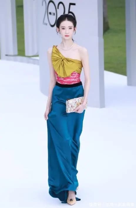 张艺凡身材纤细锁骨明显