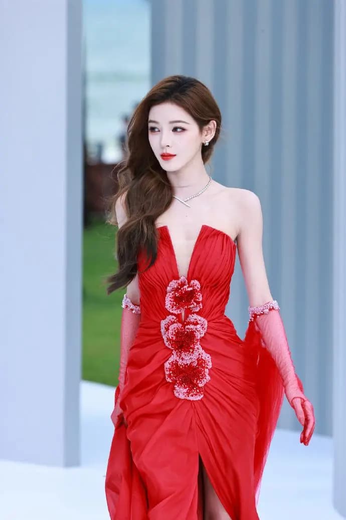 张予曦身着红色蕾丝露背长裙