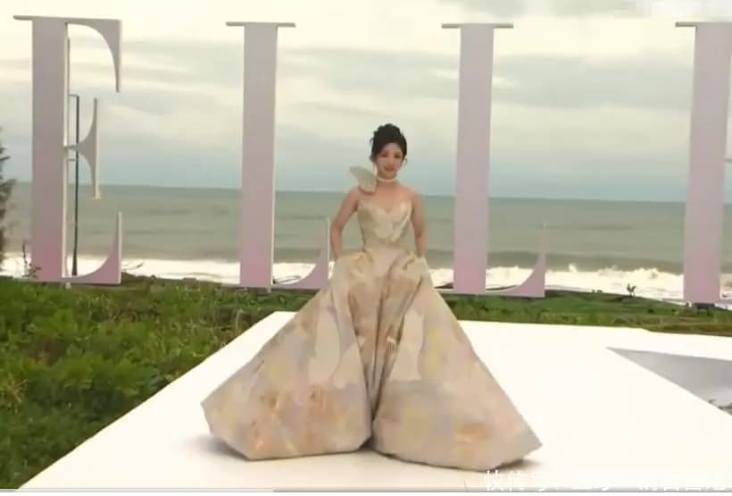 代露娃身穿蝴蝶结拖尾长裙亮相