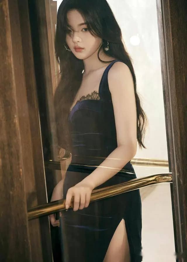 杨超越时尚大片御姐范十足