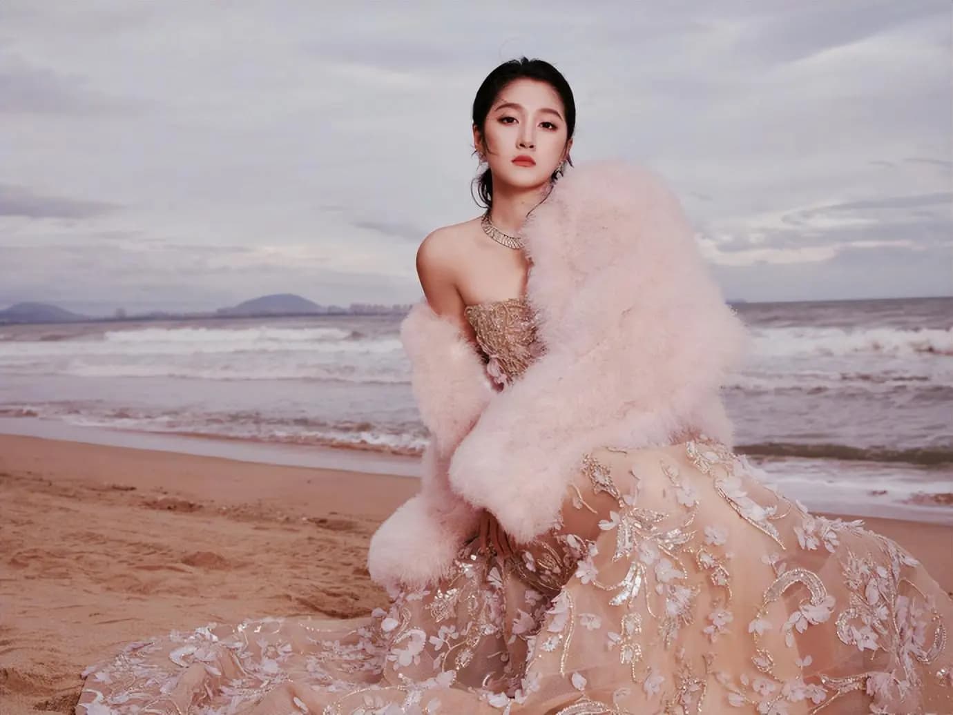 关晓彤身穿香槟色立体花朵长裙