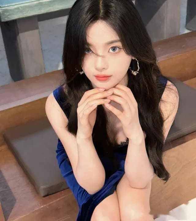 杨超越全身look尽显高挑身材