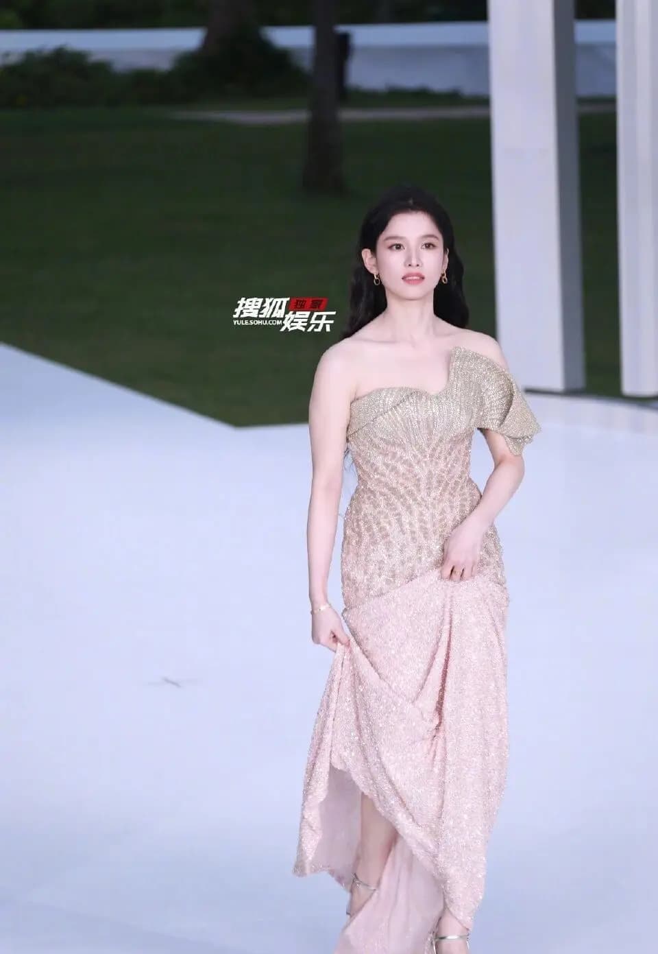 张婧仪盘发造型展现油画少女感