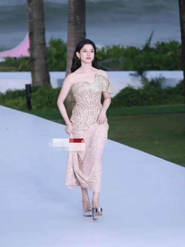 张婧仪身穿香槟粉鱼尾裙