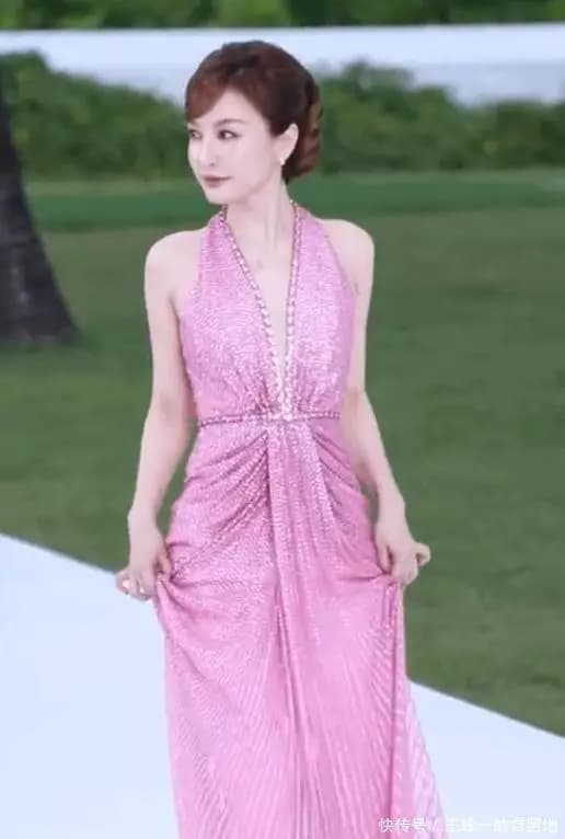 吴昕红毯走路姿态