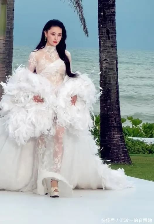 张馨予身穿20斤重礼服入场