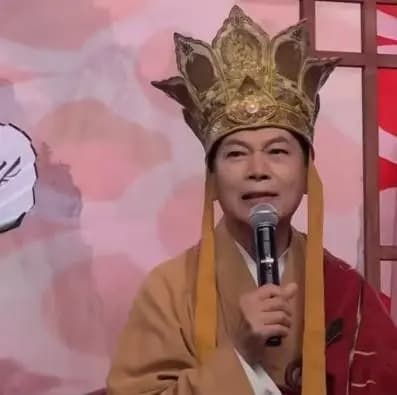 寇振海在景区扮演陆司令挥鞭子