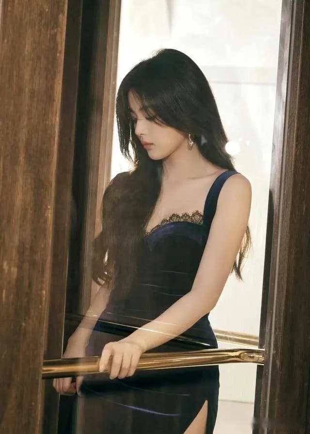 杨超越御姐风造型写真