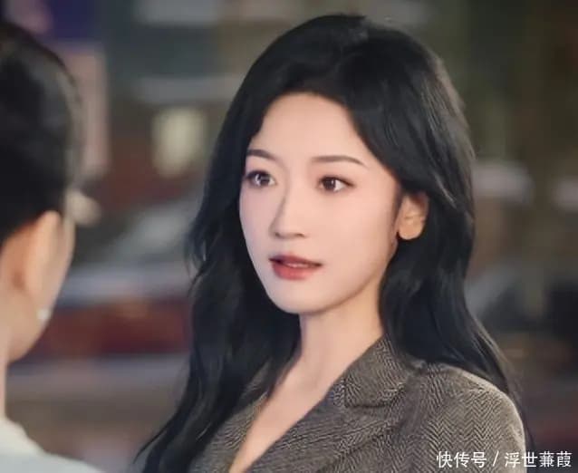 韩雨彤侧颜鼻梁线条柔和,仰头大笑无假体感