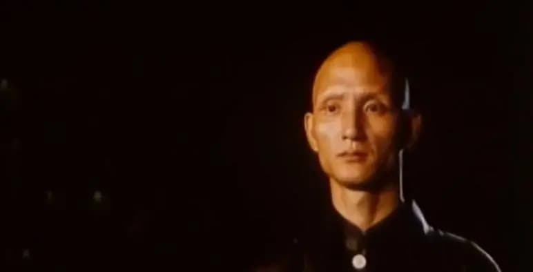 杜玉明在景区教游客九阴白骨爪