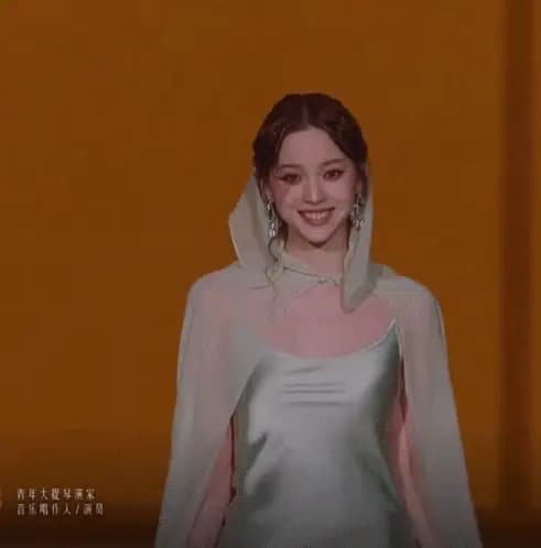 欧阳娜娜绿裙造型致敬经典电影画面