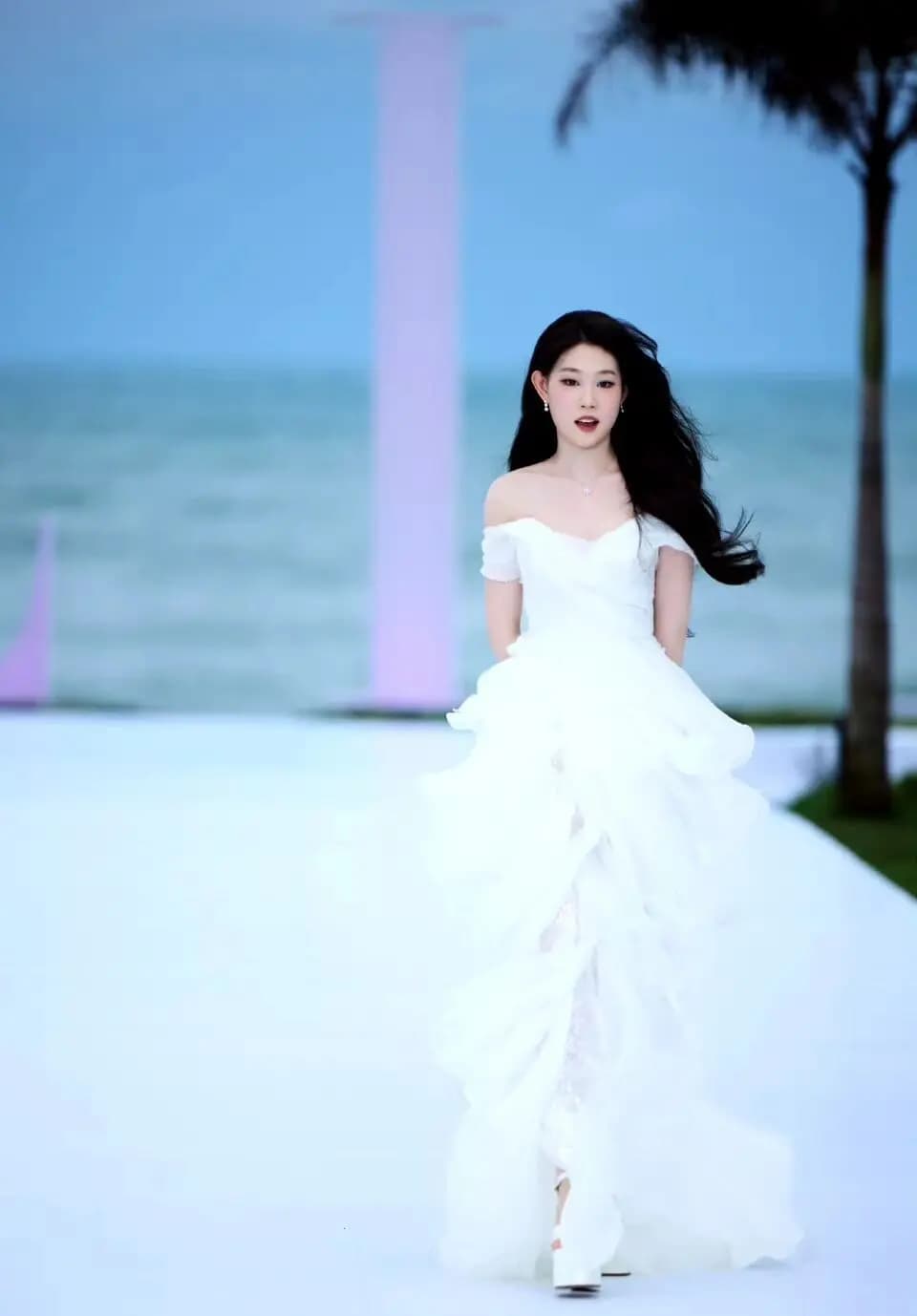 沈佳润在红毯上迷路错过拍照点后小跑回位