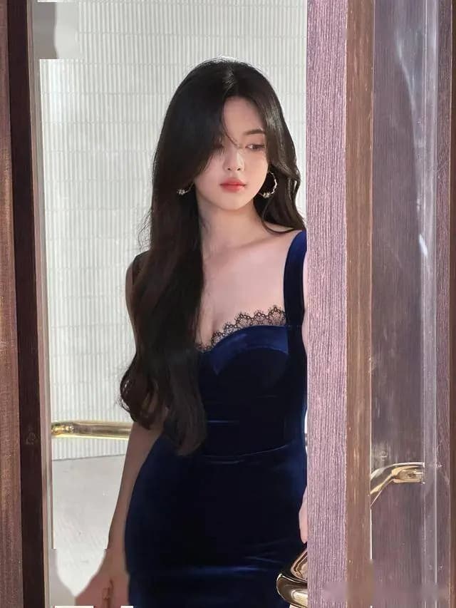 杨超越侧颜精致妆容特写