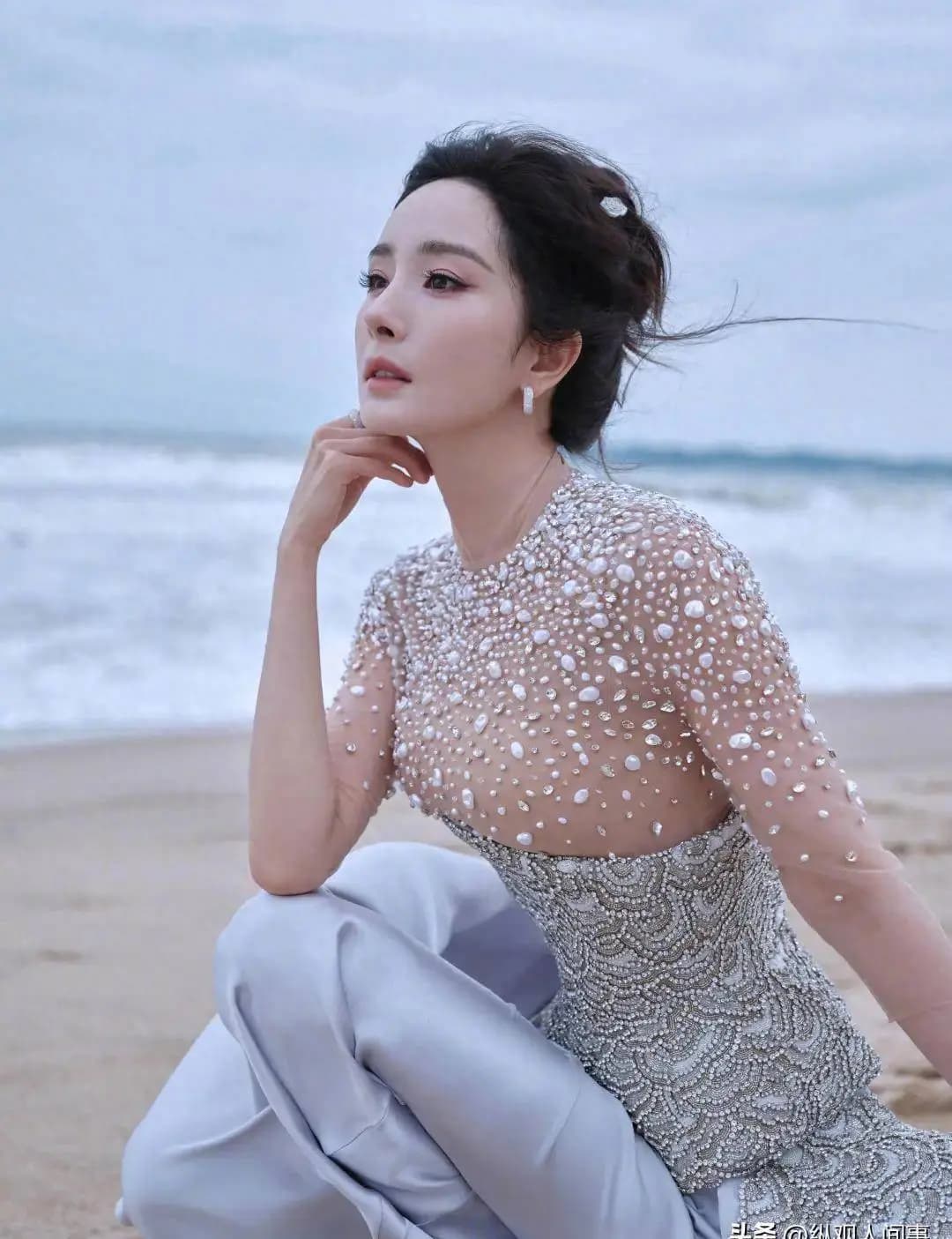 杨幂身穿Miss Sohee蓝色高定刺绣礼服被指像蚌壳精