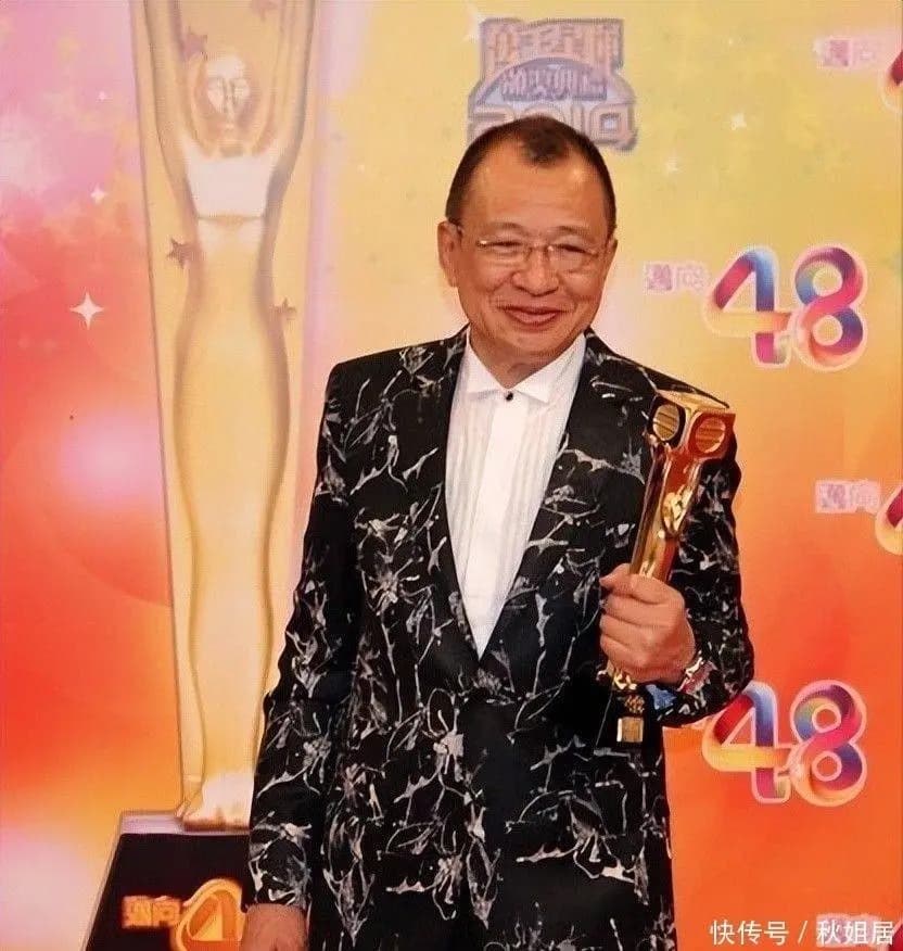 使徒行者中欢喜哥标志性的神秘笑容剧照