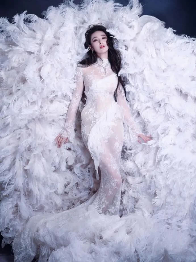 张馨予身穿重达25斤的定制礼服