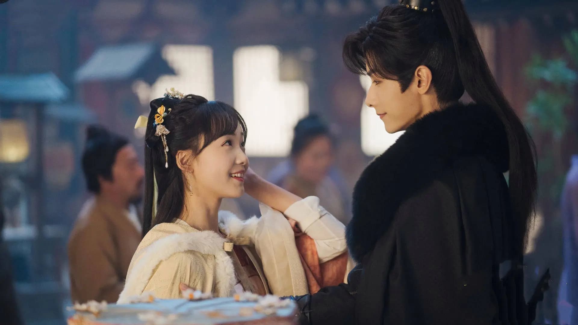 凌长风与唐千月在夜市遭遇蝶奴突袭的紧张场景