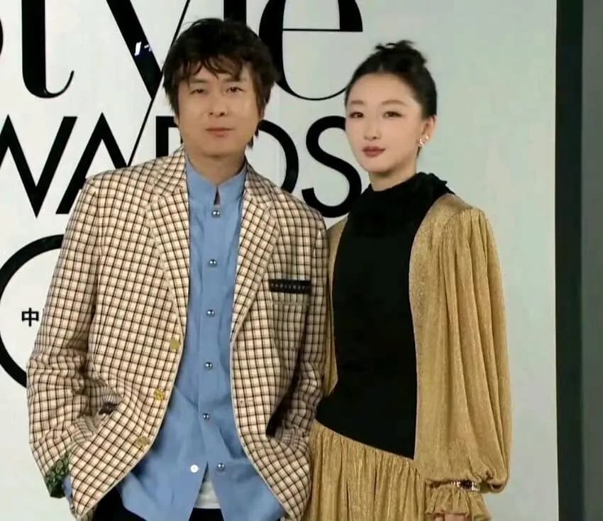 周冬雨身穿LV黑金拼接礼服