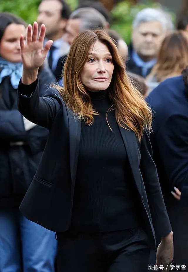 布吕尼目送丈夫车辆远去