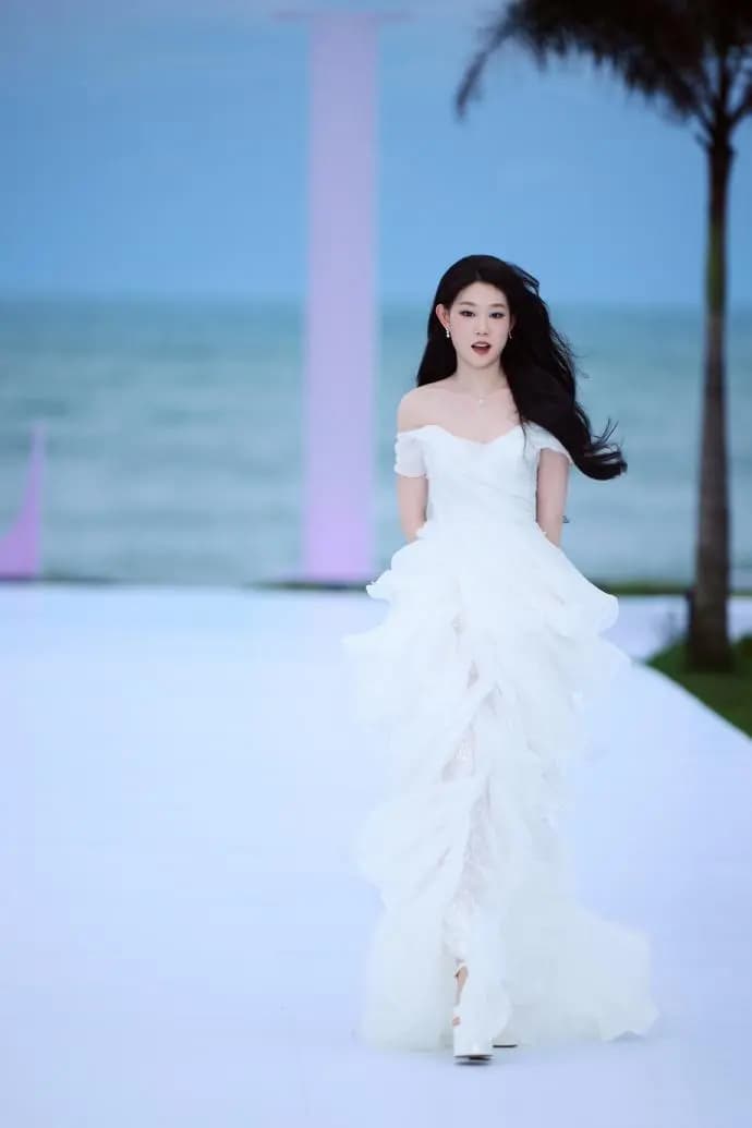沈佳润身穿白色露肩蓬蓬裙走红毯