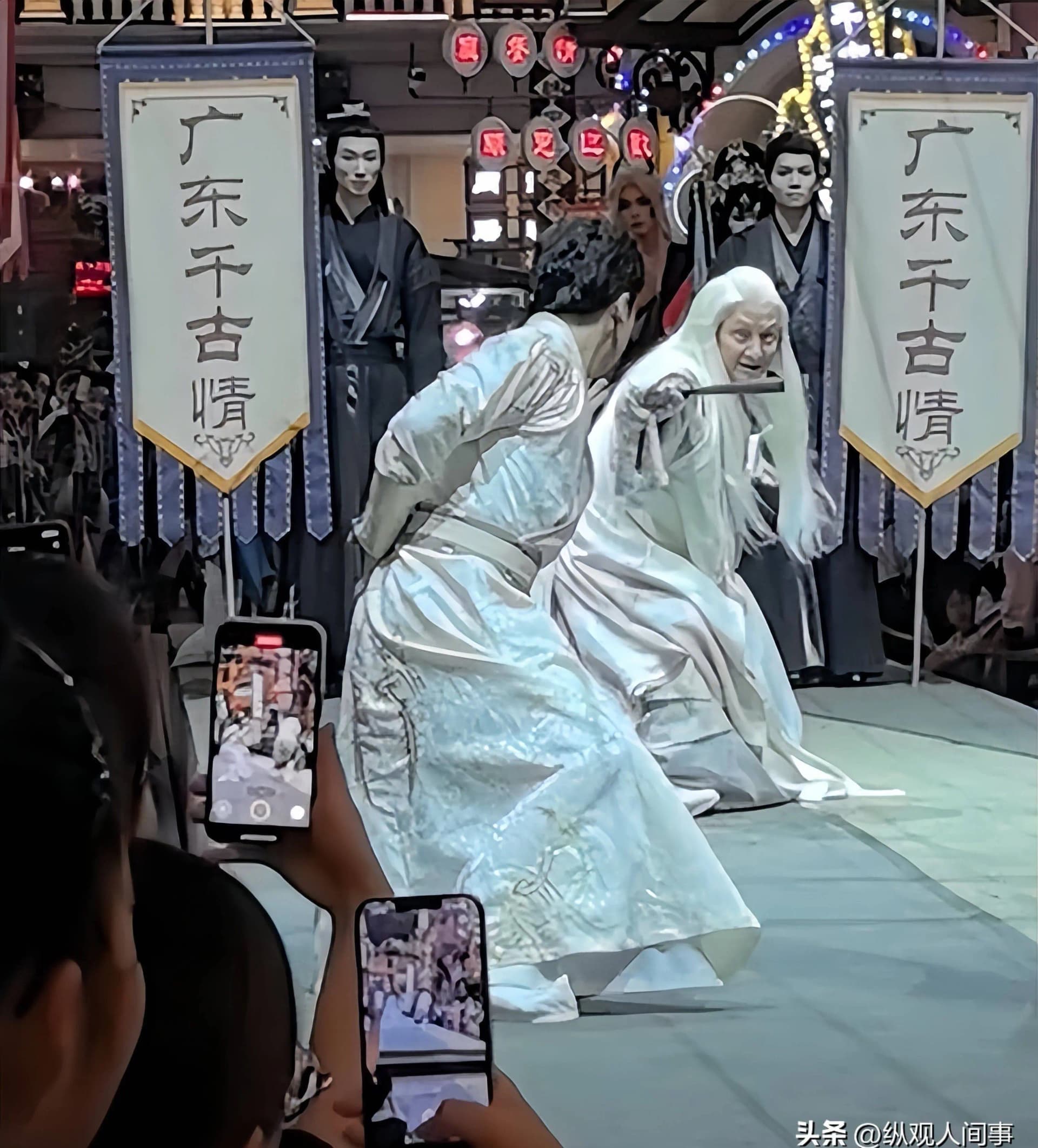 杜玉明与游客亲切互动比耶合影