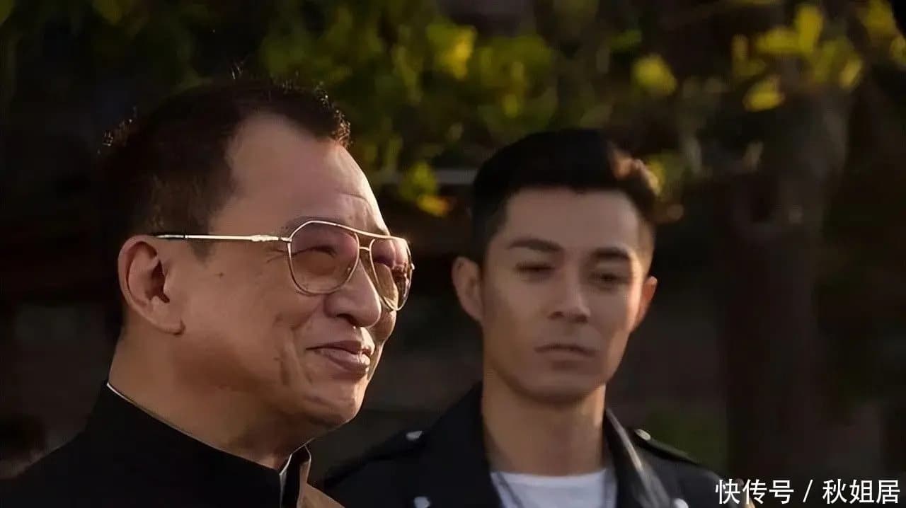 75岁许绍雄拍摄动作戏时的片场敬业照