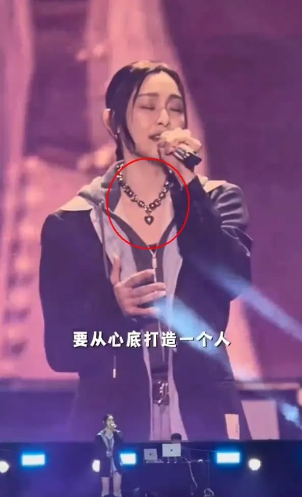 范玮琪演唱会现场向天空飞吻引发猜测