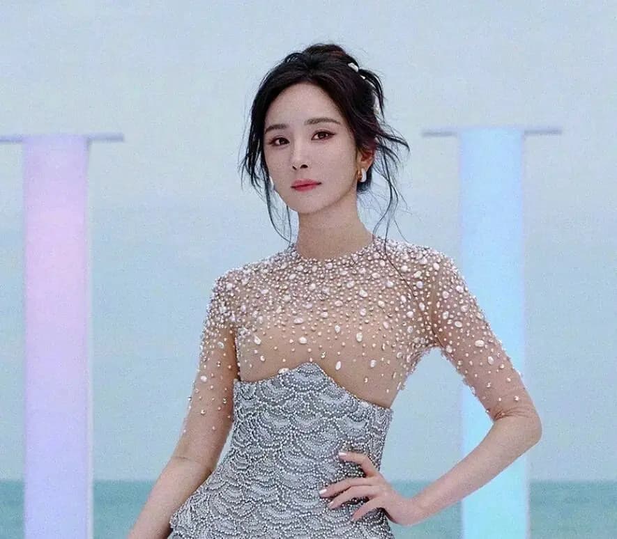 杨幂红毯造型上半身设计细节引发争议