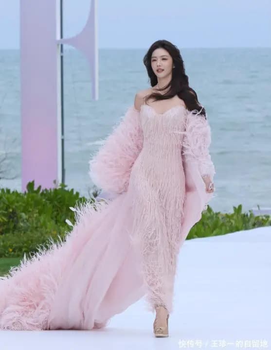 蔡文静粉色梦幻长裙