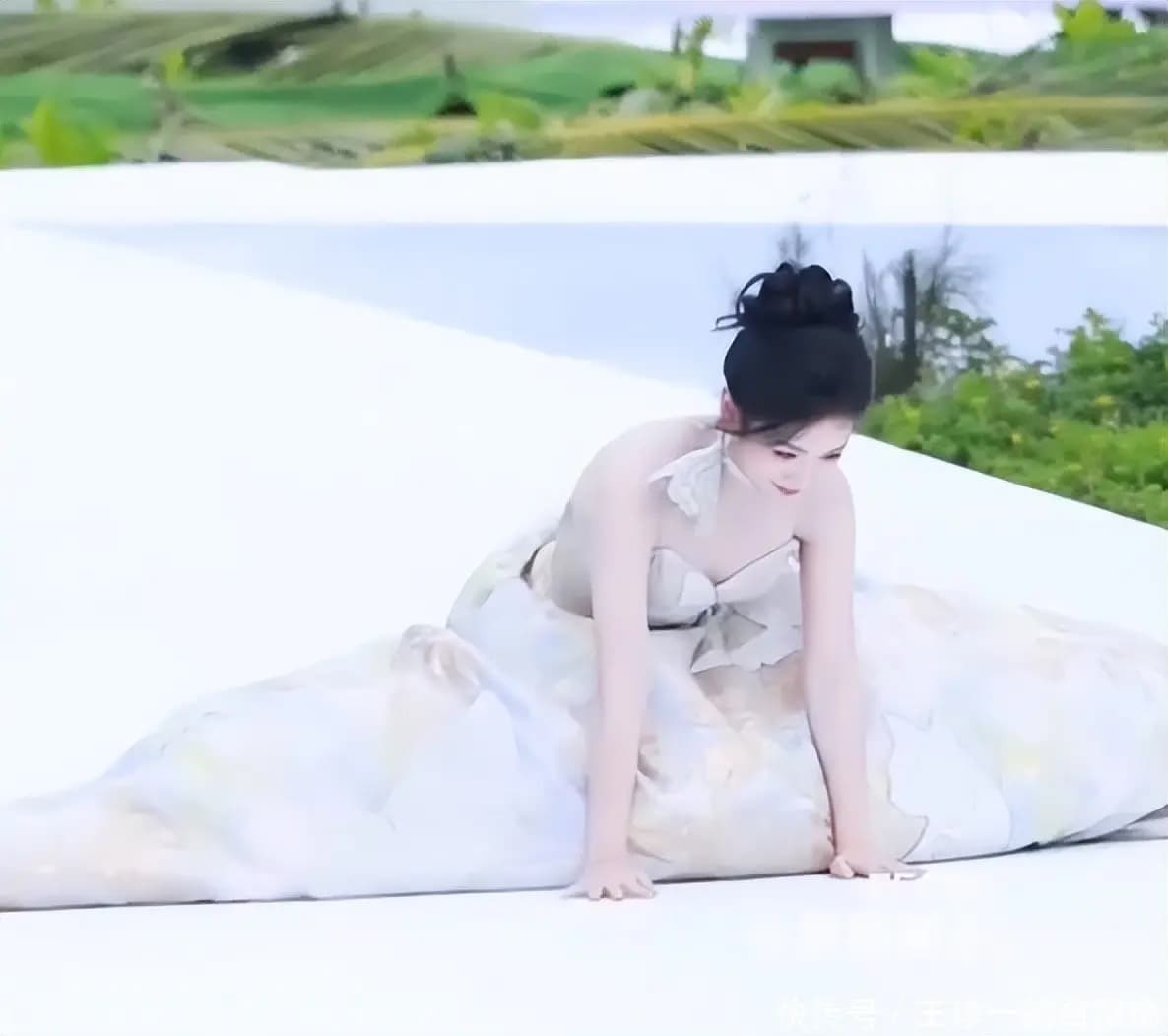 主持人鼓励摔倒的代露娃