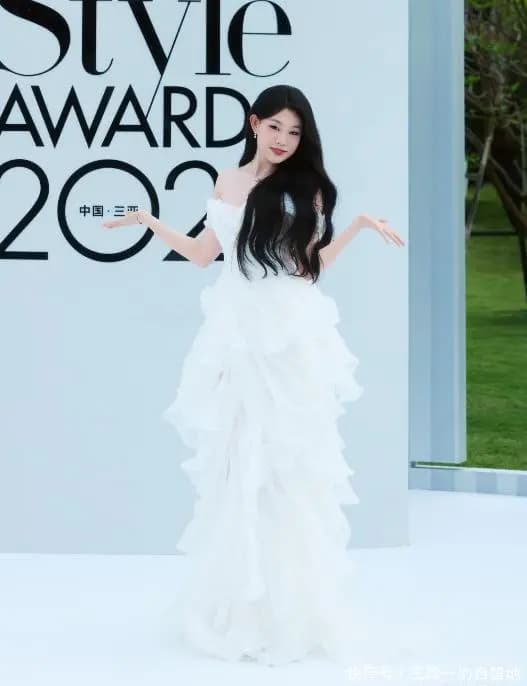 沈佳润挥手飞吻落落大方