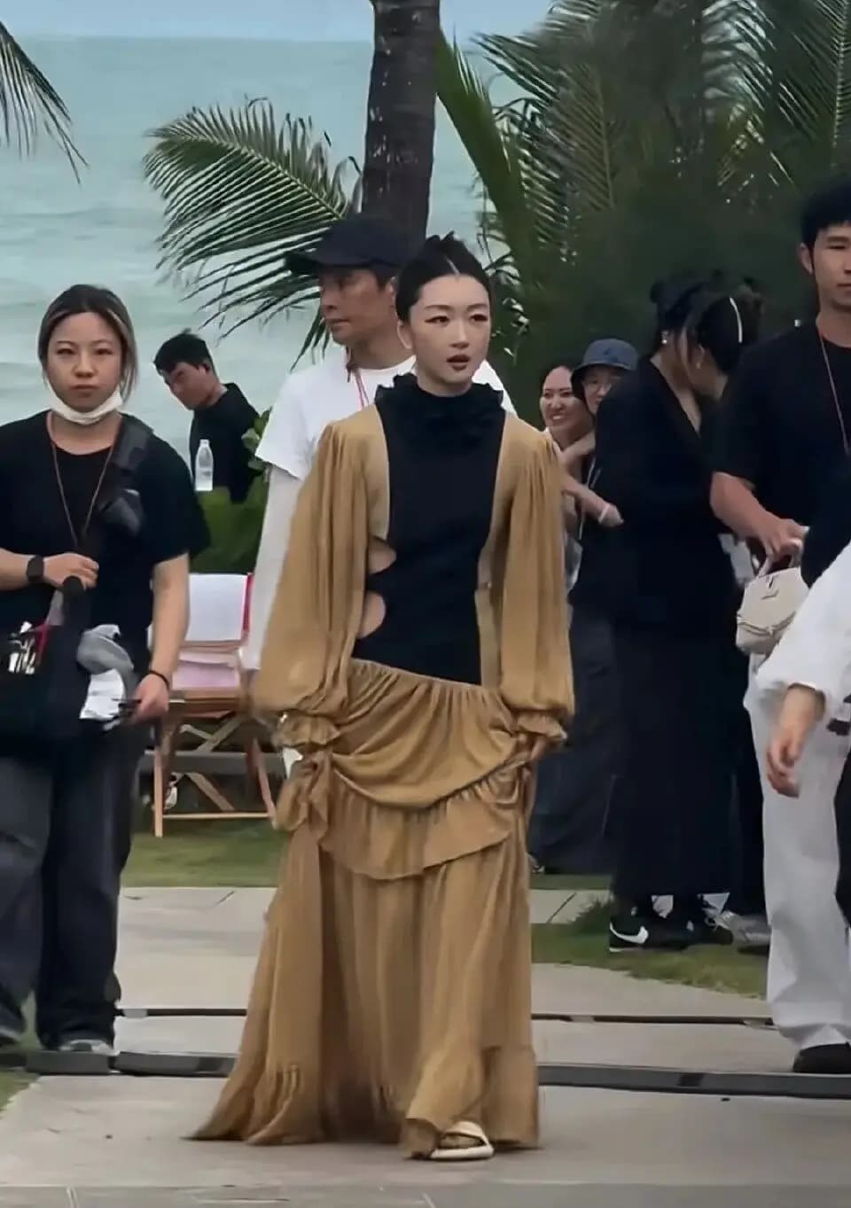 周冬雨在沙滩上的幕后花絮照