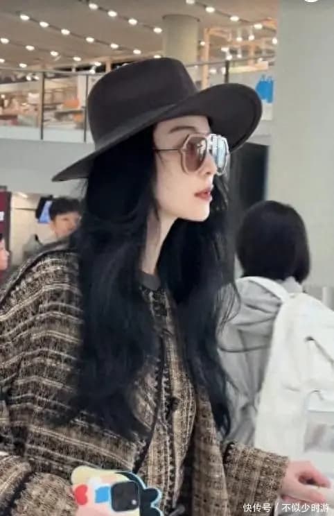 黄景瑜机场偶遇,脸憋涨红紧握拳头,捂着肚子被粉丝护送进厕所