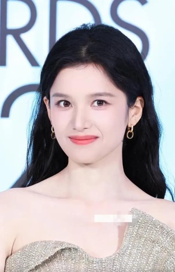 张婧仪红毯侧身照