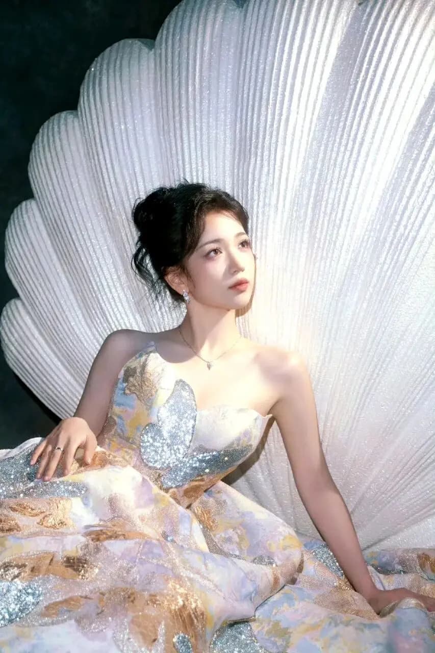 代露娃在红毯上提着沉重裙摆艰难行走