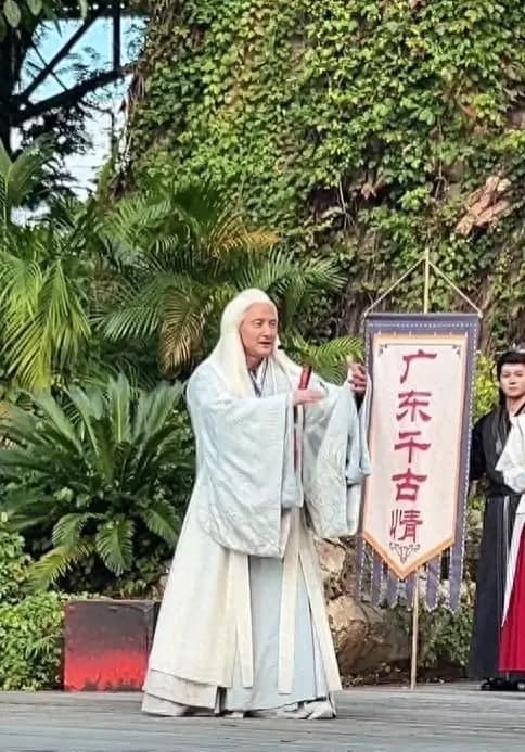 67岁"秃鹰"杜玉明现身广东,做武打动作仍然刚猛,日工资超过2万