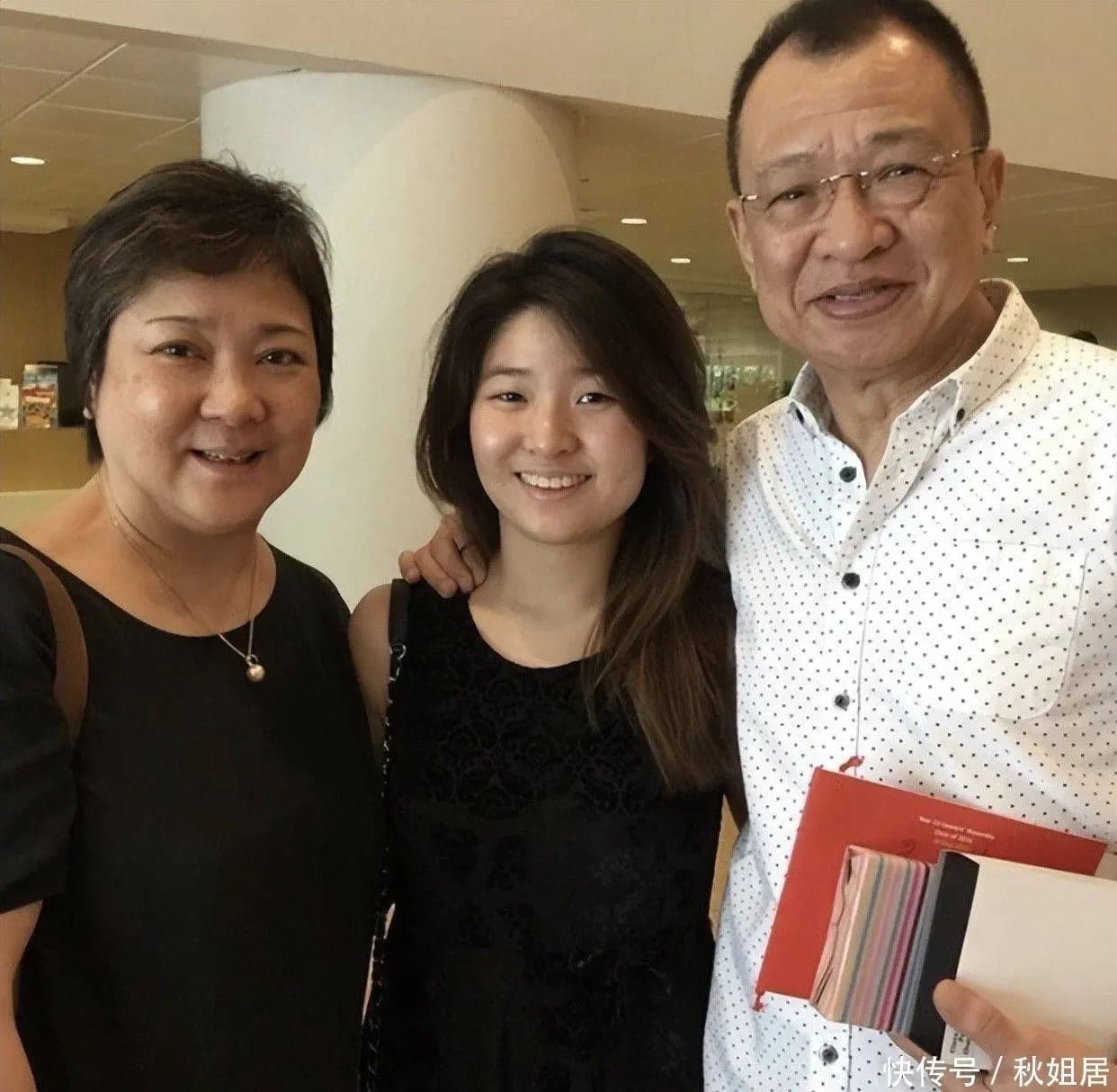 许绍雄回广州许地老宅寻根时的视频截图